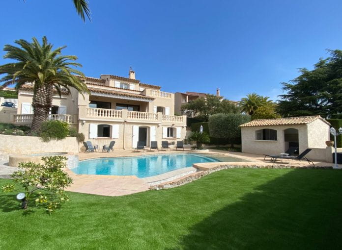 Provencal villa of 310m2 with 5 bedrooms, swimming pool and garage, in saint-aygulf