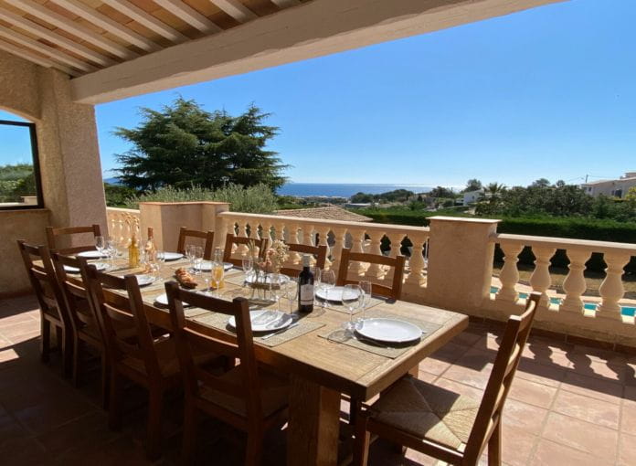 Provencal villa of 310m2 with 5 bedrooms, swimming pool and garage, in saint-aygulf