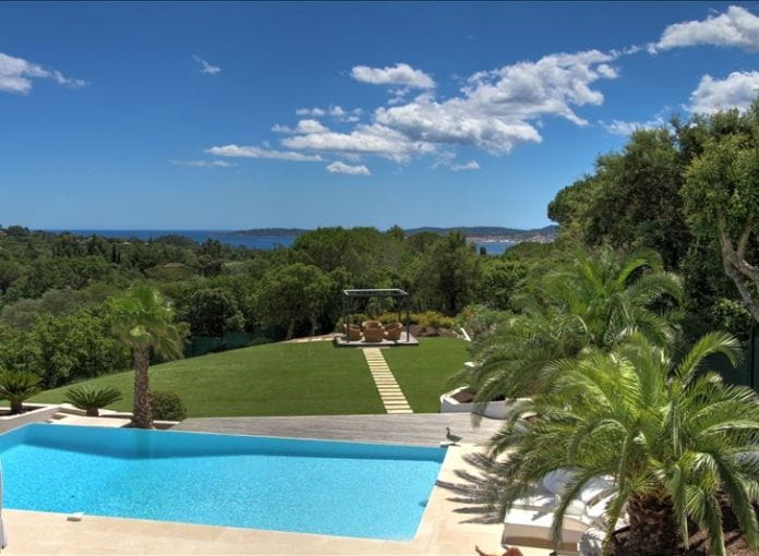 Villa d'architecte à vendre de 7 pièces avec aperçu mer piscine et garage double, située à Grimaud, à proximité du golf de beauvallon