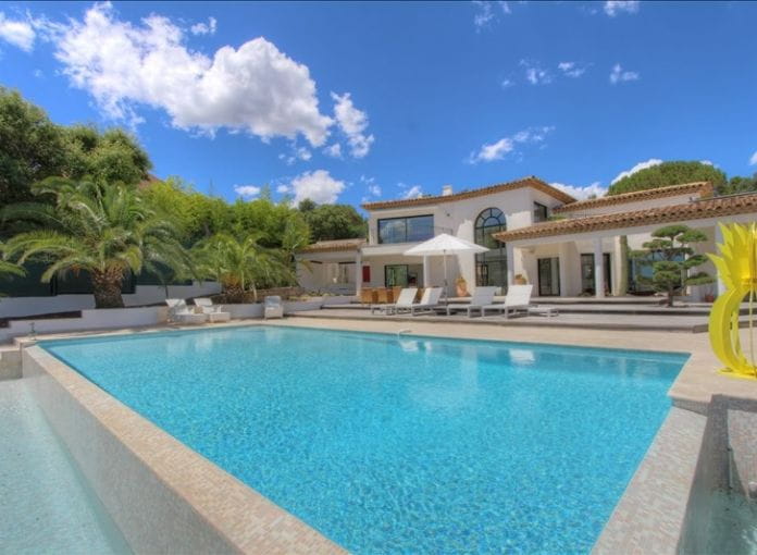 Villa d'architecte à vendre de 7 pièces avec aperçu mer piscine et garage double, située à Grimaud, à proximité du golf de beauvallon