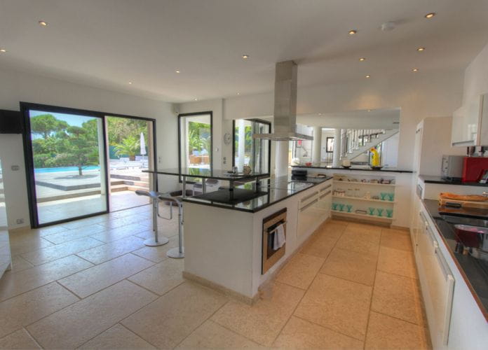 7 room architect villa for sale with sea view, pool and double garage, located in grimaud, near the beauvallon golf (7)