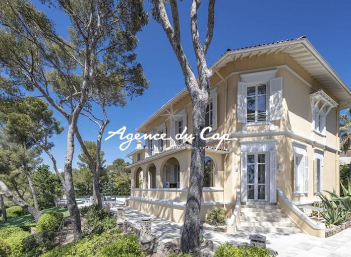 Villa de caractere sur le port santa lucia vue mer tout a pied avec piscine a Saint-Raphaël