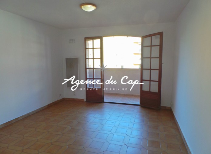 Studio with balcony sea view and parking cellar in saint aygulf