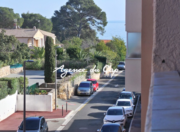 Studio with balcony sea view and parking cellar in saint aygulf