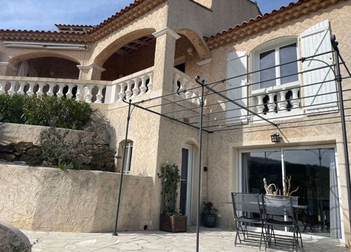 à vendre villa 7 pièces 152m² avec 3 chambres, une piscine et une terrasse avec vue mer, dans un domaine à 800m des plages des issambres (12)