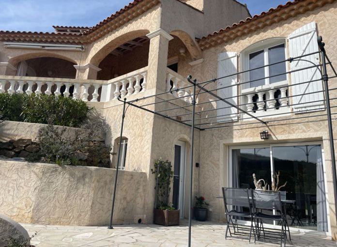 À vendre villa 7 pièces 152m² avec 3 chambres, une piscine et une terrasse avec vue mer, dans un domaine à 800m des plages des Issambres