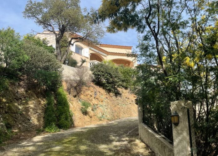 à vendre villa 7 pièces 152m² avec 3 chambres, une piscine et une terrasse avec vue mer, dans un domaine à 800m des plages des issambres (13)