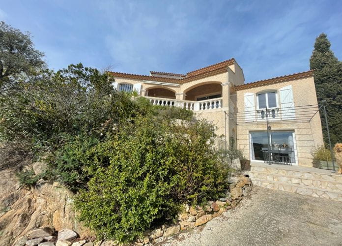 à vendre villa 7 pièces 152m² avec 3 chambres, une piscine et une terrasse avec vue mer, dans un domaine à 800m des plages des issambres (2)