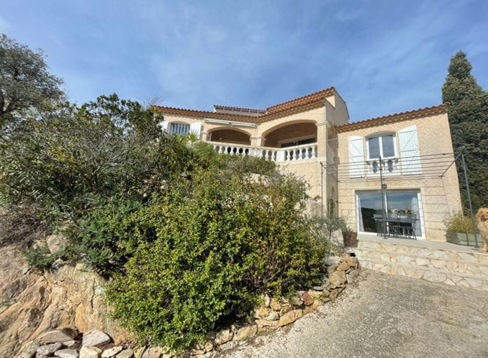 À vendre villa 7 pièces 152m² avec 3 chambres, une piscine et une terrasse avec vue mer, dans un domaine à 800m des plages des Issambres