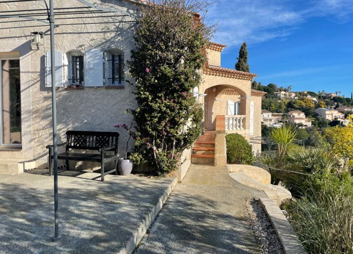 à vendre villa 7 pièces 152m² avec 3 chambres, une piscine et une terrasse avec vue mer, dans un domaine à 800m des plages des issambres (8)