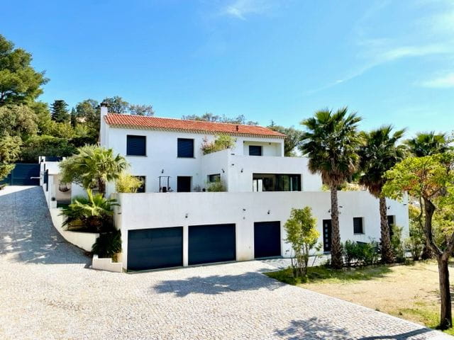 Recent villa of 300sqm with 6 bedrooms, close to the town center of sainte maxime (1)