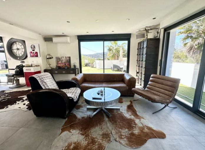 Recent villa of 300sqm with 6 bedrooms, close to the town center of Sainte Maxime