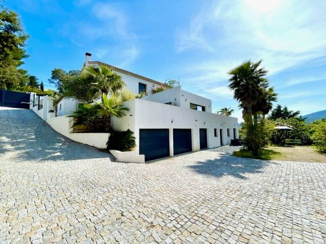 Villa recente de 300m² avec 6 chambres, proche du centre ville de sainte maxime (0)