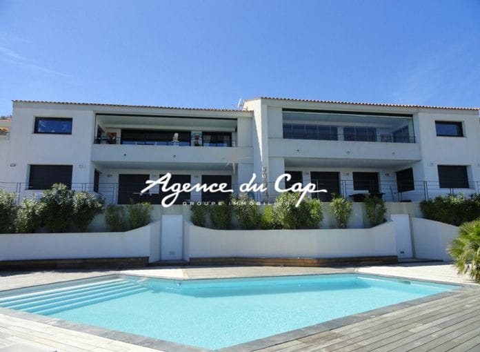 For sale 82sqm t3 apartment with 2 bedrooms panoramic sea view on the bay of Saint-Raphaël, in a residence with pool and parking in les Issambres