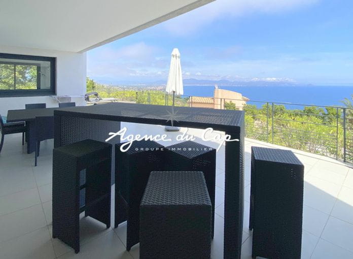 For sale 82sqm t3 apartment with 2 bedrooms panoramic sea view on the bay of Saint-Raphaël, in a residence with pool and parking in les Issambres