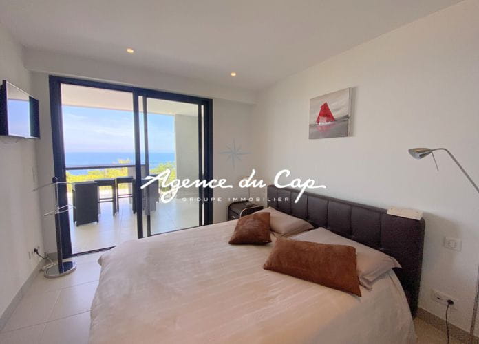 For sale 82sqm t3 apartment with 2 bedrooms panoramic sea view on the bay of saint raphael, in a residence with pool and parking in les issambres (6)