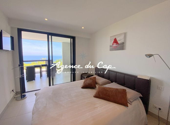 For sale 82sqm t3 apartment with 2 bedrooms panoramic sea view on the bay of Saint-Raphaël, in a residence with pool and parking in les Issambres