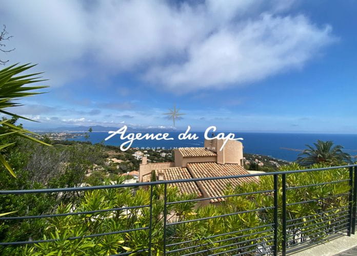 For sale 82sqm t3 apartment with 2 bedrooms panoramic sea view on the bay of saint raphael, in a residence with pool and parking in les issambres (0)