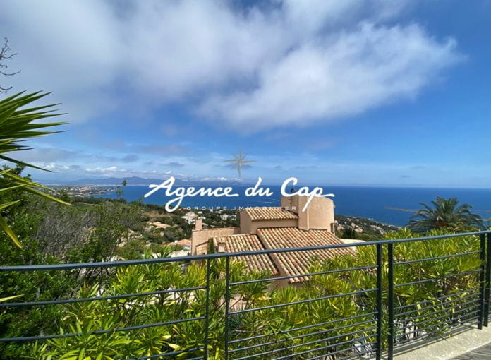 For sale 82sqm t3 apartment with 2 bedrooms panoramic sea view on the bay of Saint-Raphaël, in a residence with pool and parking in les Issambres