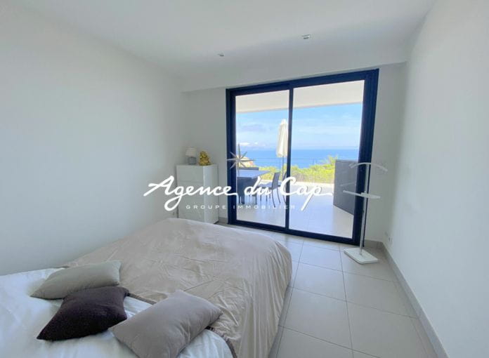 For sale 82sqm t3 apartment with 2 bedrooms panoramic sea view on the bay of Saint-Raphaël, in a residence with pool and parking in les Issambres