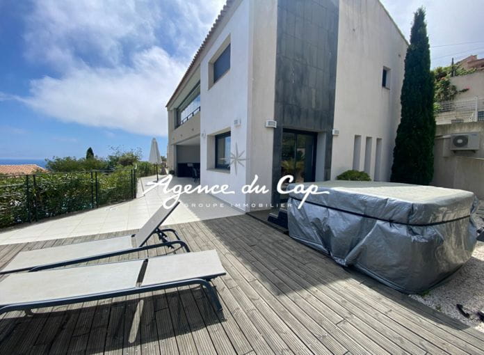 For sale 82sqm t3 apartment with 2 bedrooms panoramic sea view on the bay of Saint-Raphaël, in a residence with pool and parking in les Issambres