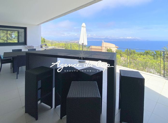 Appartement t3 82m² avec 2 chambres vue mer panoramique sur la baie de Saint-Raphaël, dans une résidence avec piscine et parking aux Issambres