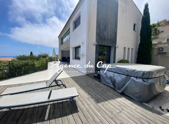 Appartement t3 82m² avec 2 chambres vue mer panoramique sur la baie de Saint-Raphaël, dans une résidence avec piscine et parking aux Issambres