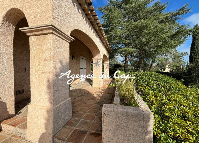 Provencal villa 120sqm 4 rooms pretty sea view, with pool and garage, in issambres (10)