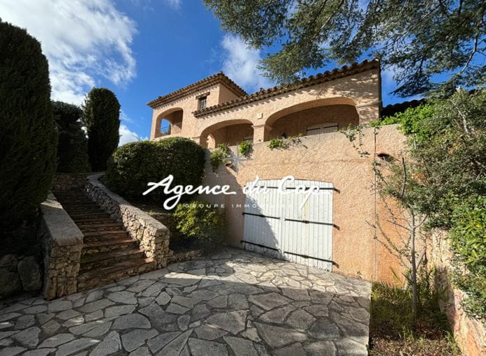 Provencal villa 120sqm 4 rooms pretty sea view, with pool and garage, in Issambres