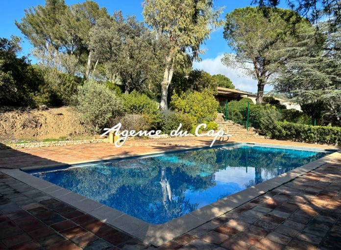 Provencal villa 120sqm 4 rooms pretty sea view, with pool and garage, in Issambres