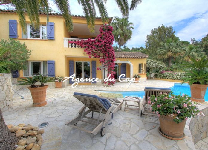 Charming villa 140sqm 4 rooms flat land, swimming pool and double garage, close to the beaches of issambres (1)