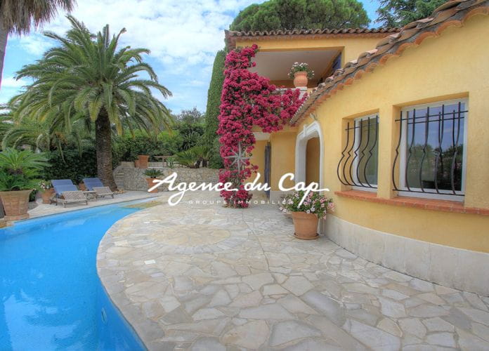 Charming villa 140sqm 4 rooms flat land, swimming pool and double garage, close to the beaches of issambres (3)