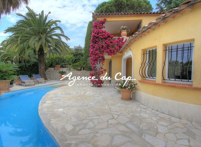 Charming villa 140sqm 4 rooms flat land, swimming pool and double garage, close to the beaches of Issambres