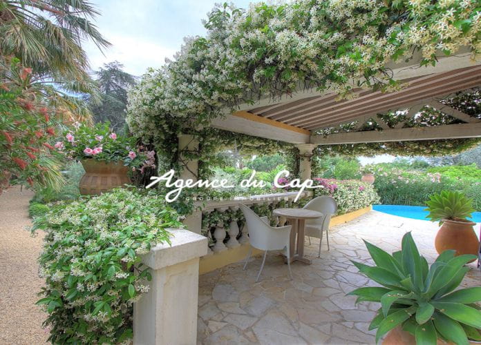 Charming villa 140sqm 4 rooms flat land, swimming pool and double garage, close to the beaches of issambres (0)