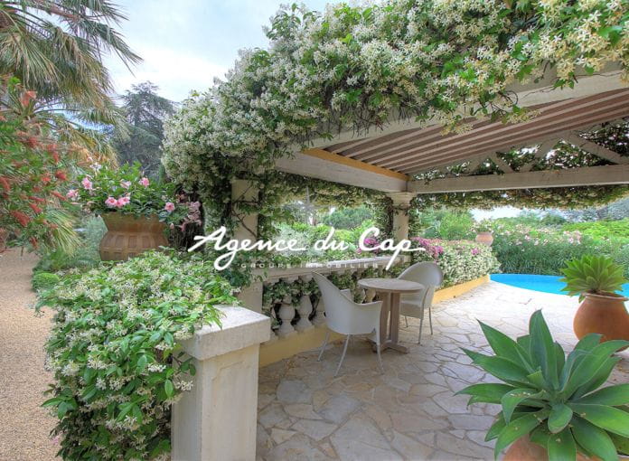 Charming villa 140sqm 4 rooms flat land, swimming pool and double garage, close to the beaches of Issambres