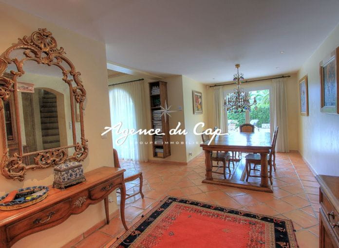 Charming villa 140sqm 4 rooms flat land, swimming pool and double garage, close to the beaches of Issambres