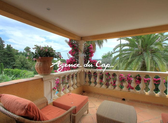 Charming villa 140sqm 4 rooms flat land, swimming pool and double garage, close to the beaches of Issambres