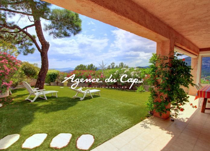 For sale provencal villa of 108sqm, 5 rooms with 4 bedrooms, sea view on the bay of saint-tropez, in les issambres (1)