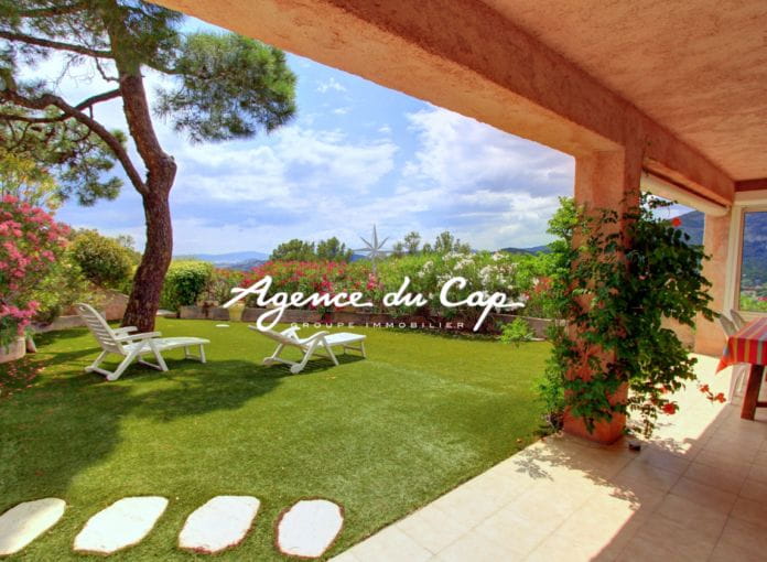 For sale provencal villa of 108sqm, 5 rooms with 4 bedrooms, sea view on the bay of saint-tropez, in les Issambres