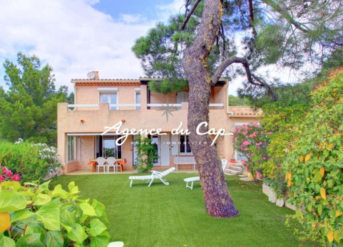 à vendre villa provençale de 108m², 5 pièces avec 4 chambres, vue mer sur la baie de saint-tropez, aux issambres (0)