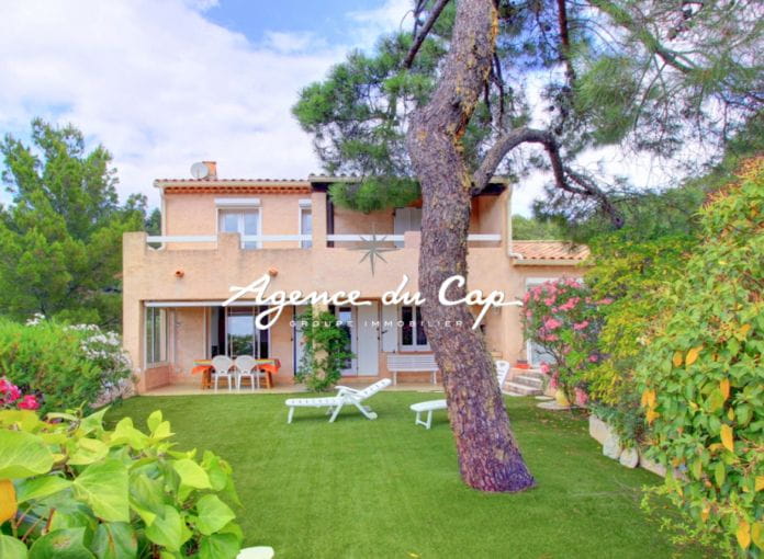 À vendre villa provençale de 108m², 5 pièces avec 4 chambres, vue mer sur la baie de saint-tropez, aux Issambres