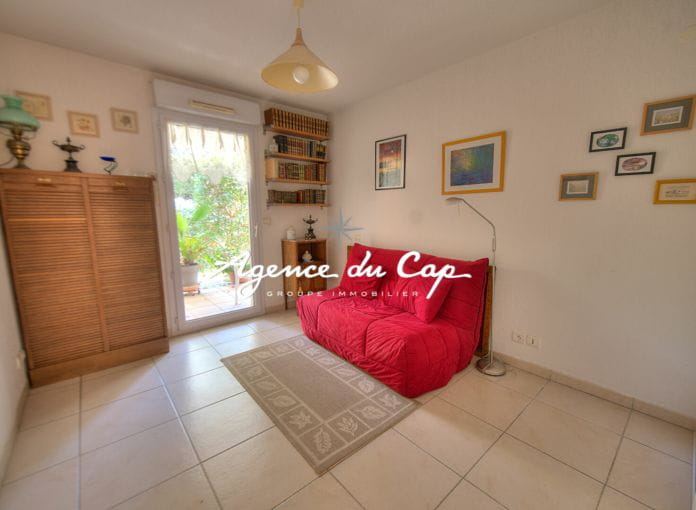 Saint-raphael three-room apartment rdj, 90 m2, with garden, parking