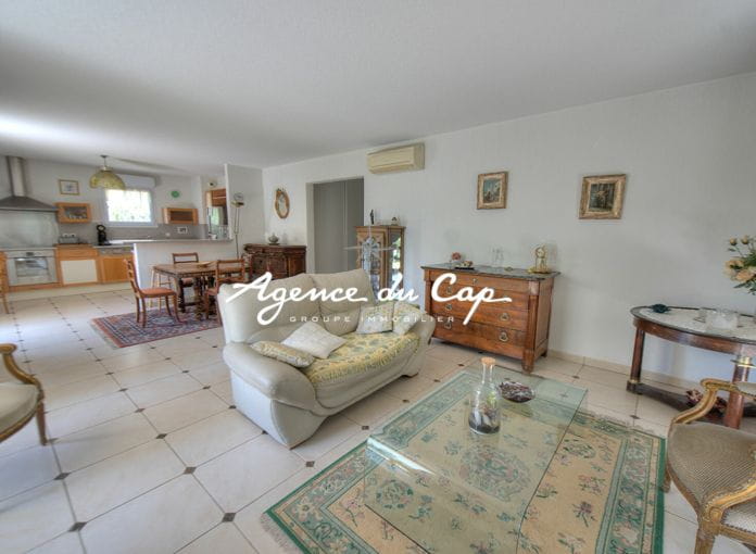 Saint-raphael three-room apartment rdj, 90 m2, with garden, parking