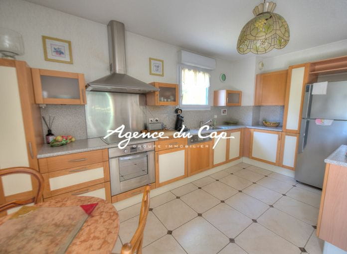 Saint-raphael three-room apartment rdj, 90 m2, with garden, parking