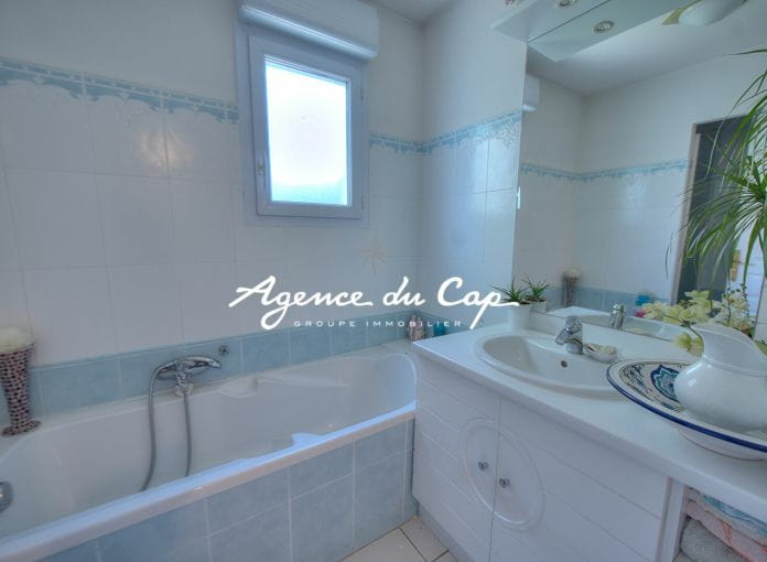 Saint-raphael three-room apartment rdj, 90 m2, with garden, parking