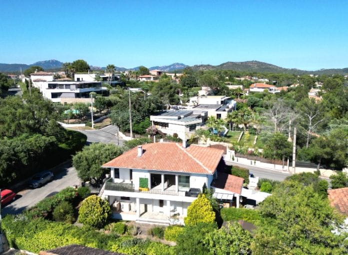 Saint-Raphaël appartement 3 pieces renové en dernier etage avec garage secteur les plaines a Saint-Raphaël