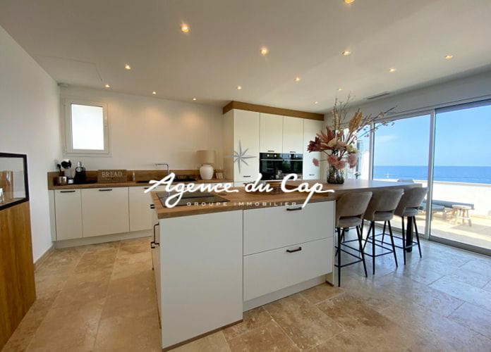 Rooftop apartment t3 of 100sqm comprising 2 bedrooms with a beautiful sea view, in les issambres (3)