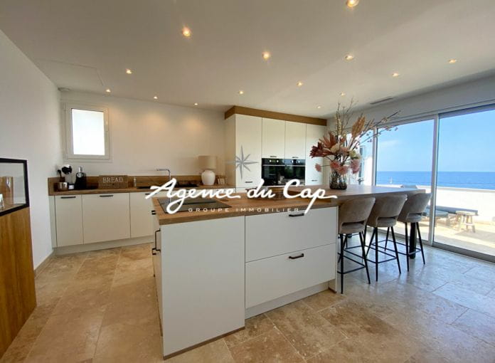 Rooftop apartment t3 of 100sqm comprising 2 bedrooms with a beautiful sea view, in les Issambres