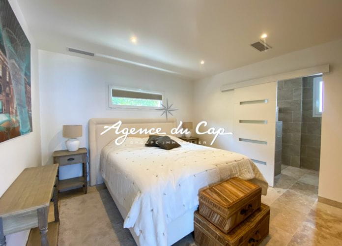 Rooftop apartment t3 of 100sqm comprising 2 bedrooms with a beautiful sea view, in les issambres (4)