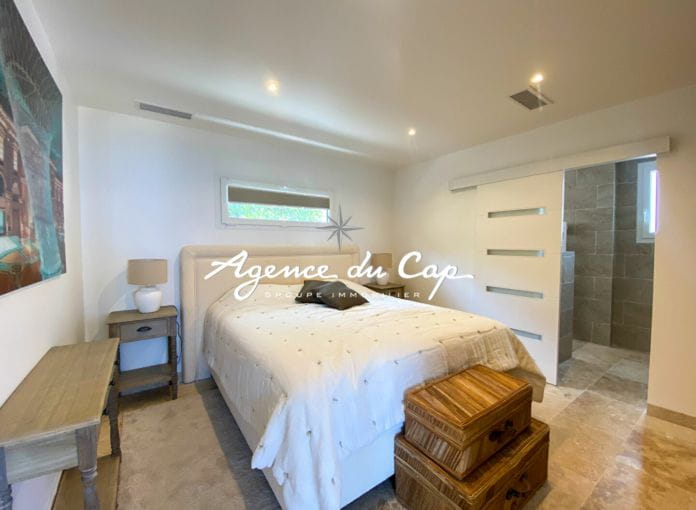 Rooftop apartment t3 of 100sqm comprising 2 bedrooms with a beautiful sea view, in les Issambres